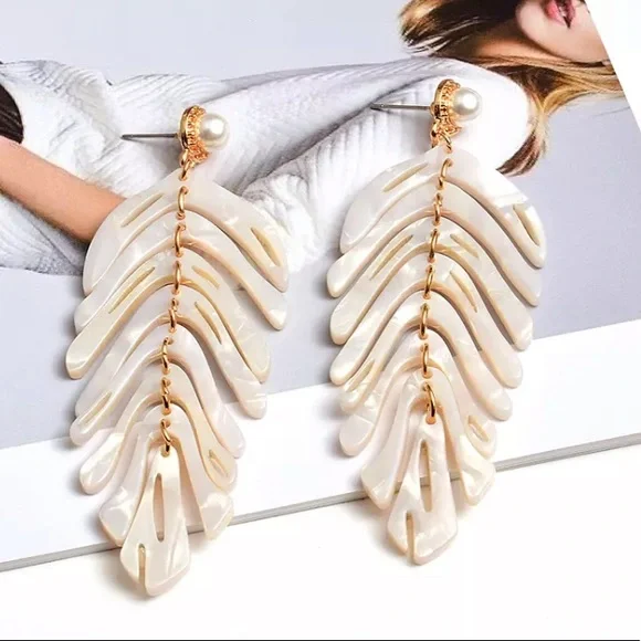 🌟 Beautiful Acrylic Feather Earrings - Picture 1 of 4